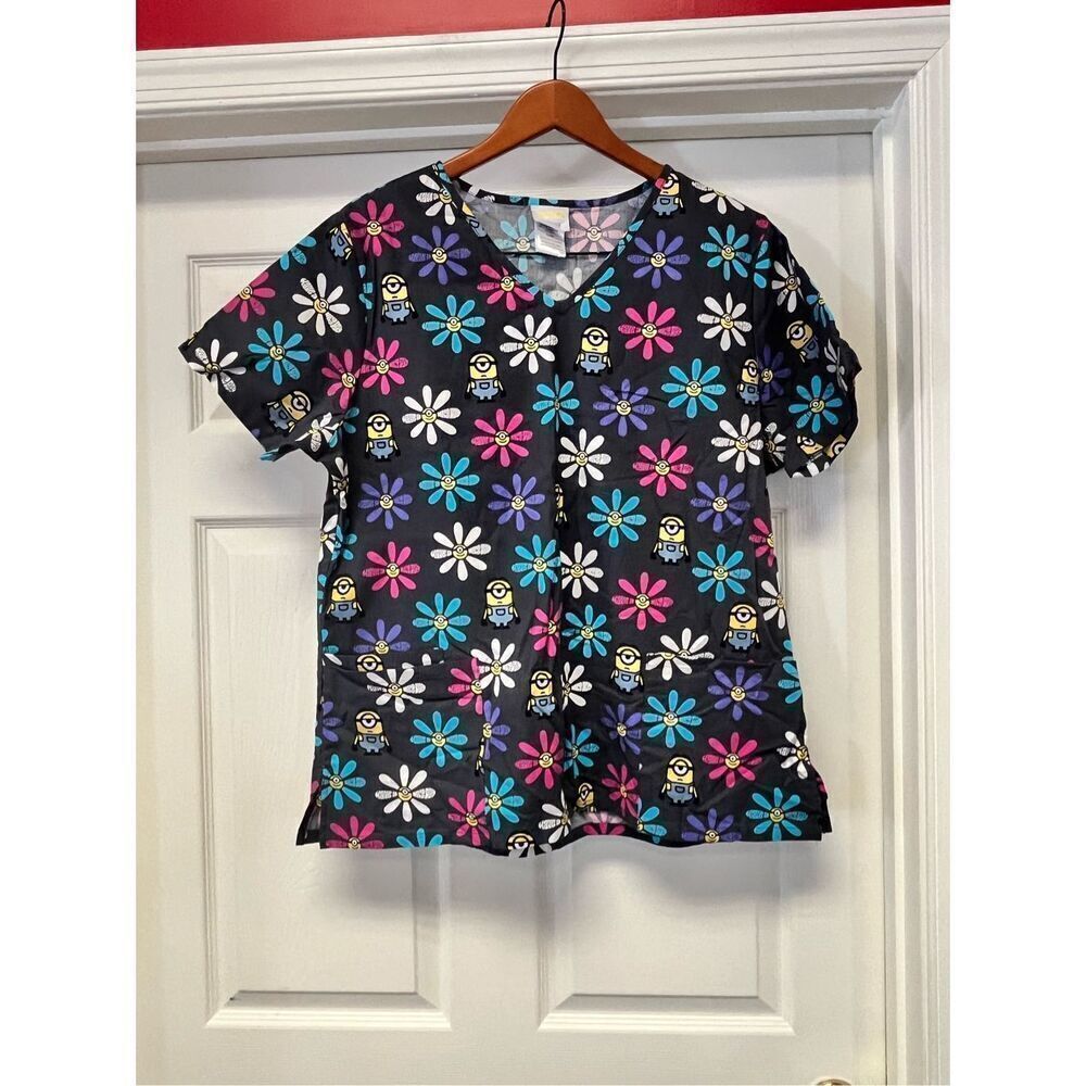 Minion Illuminations Entertainment Gray Flowers Scrub Top sz L NWOT